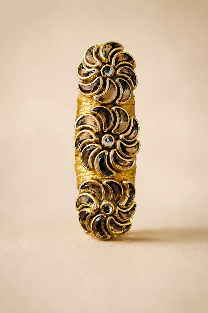 Gold floral saree pin hero image.